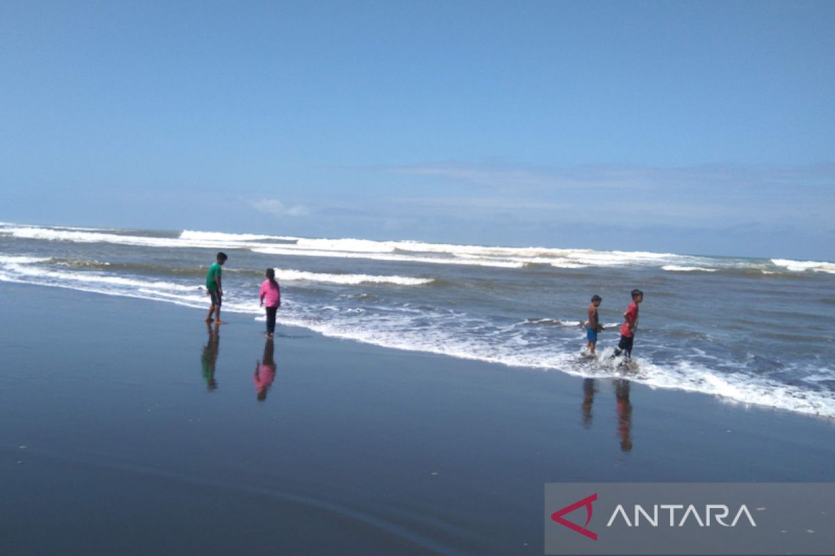 Wisatawan waspadai gelombang tinggi selatan Jawa