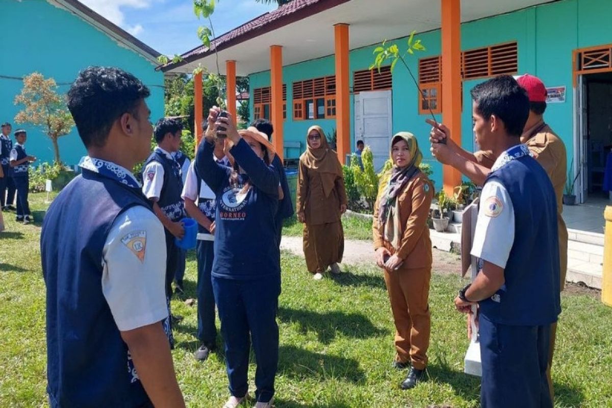 Siswa SMPN 4 Sampit diedukasi selamatkan lingkungan