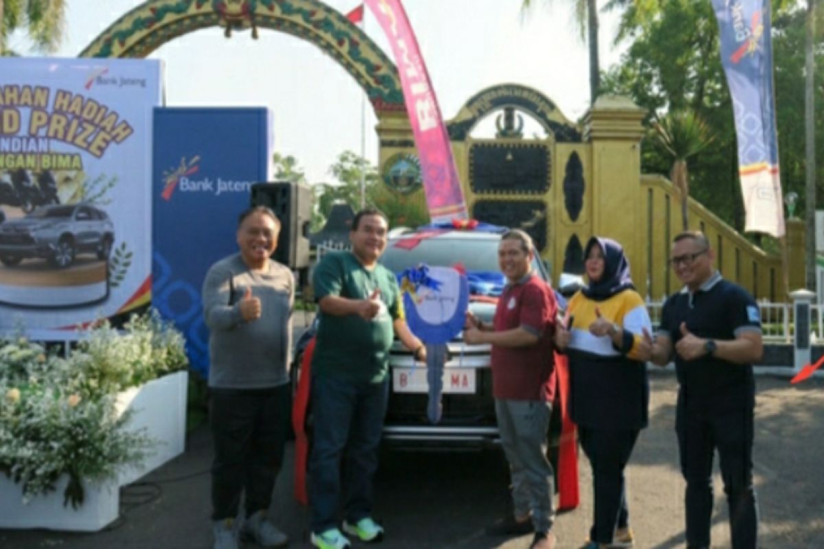 Nasabah Bank Jateng Blora raih hadiah Mitsubishi Pajero