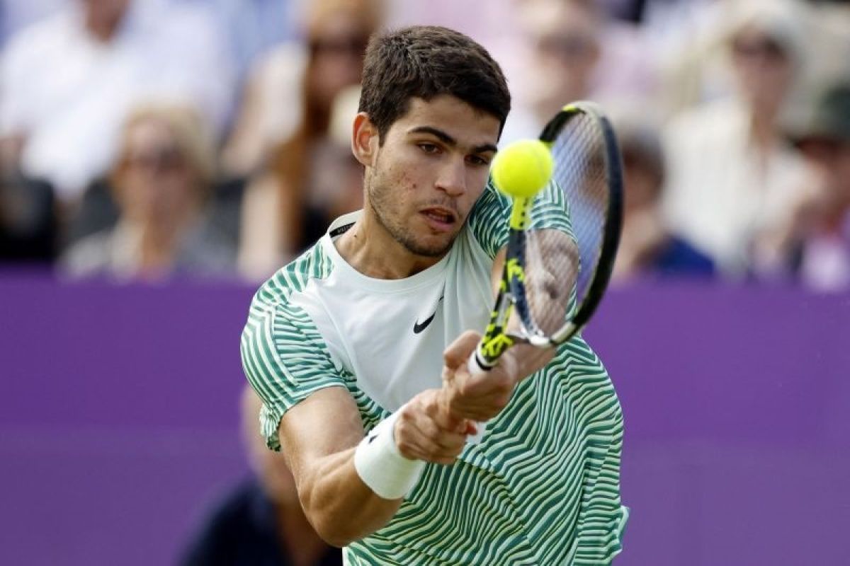 Carlos Alcaraz capai perempat final pertama lapangan rumput di Queen's Club