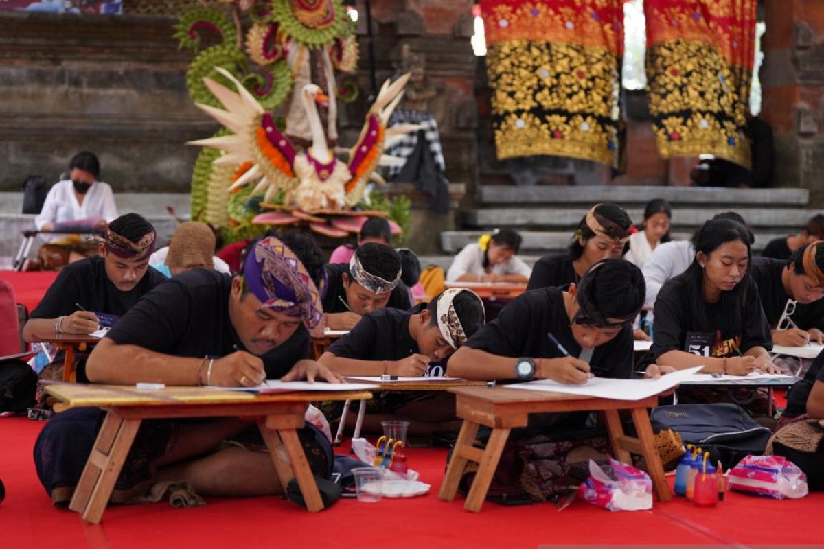 Belasan seniman antusias andil lomba lukis wayang