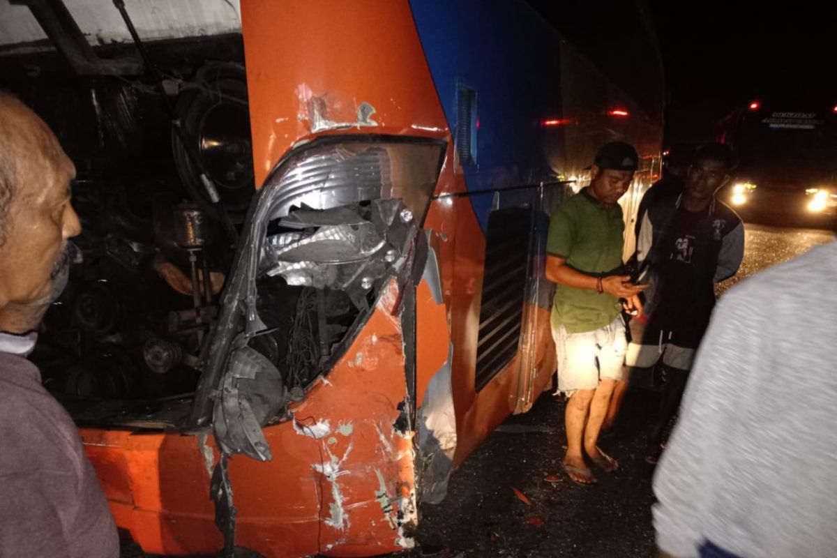 Pengemudi diduga mabuk, mobil carry tabrak bus di Dompu