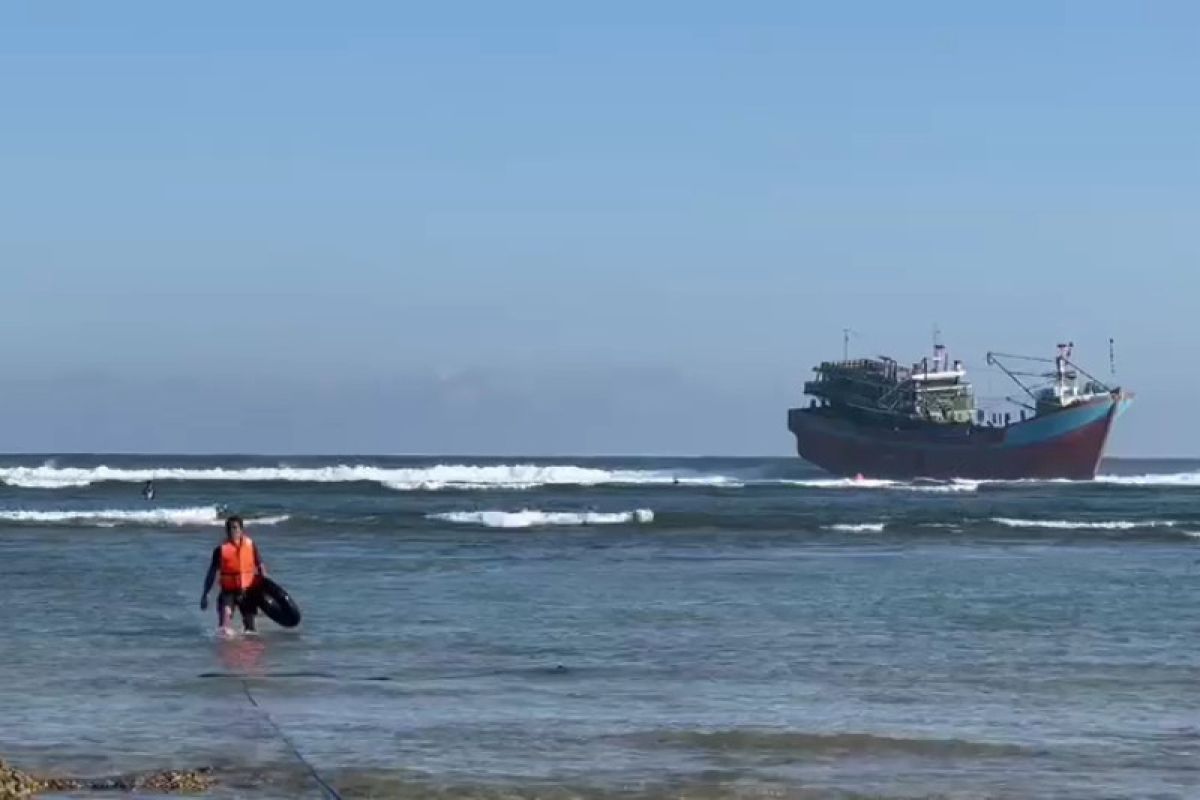 SAR Banyuwangi evakuasi 29 ABK kapal nelayan kandas