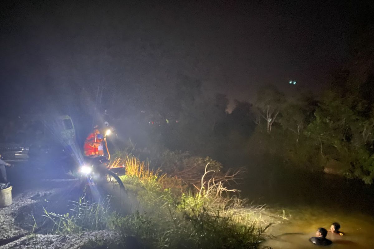 Relawan BPK Banjarbaru menyelam ke sungai isi air padamkan karhutla