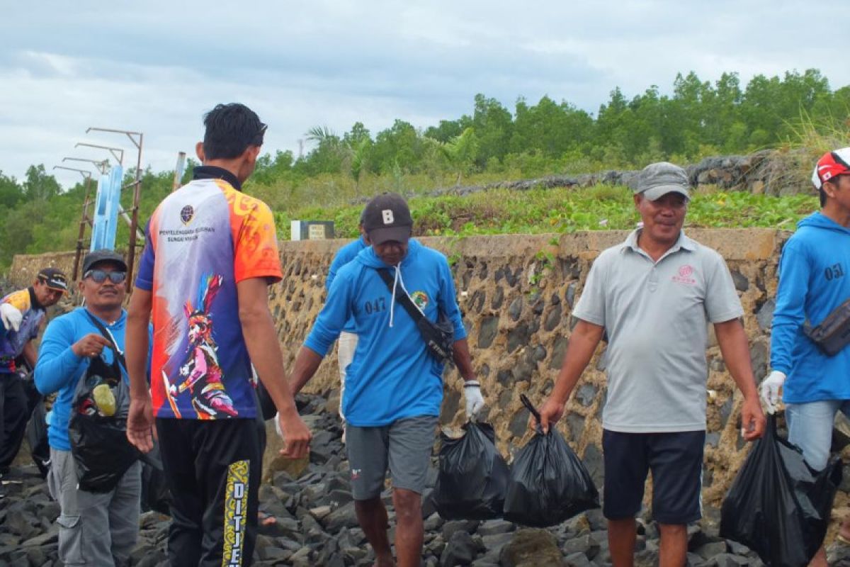 Laut dan Pantai di Pelabuhan Sungai Nyamuk Nunukan Dibersihkan