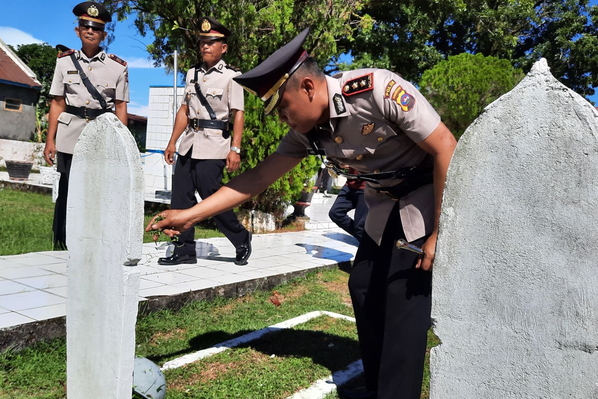 Polisi Pariaman ziarah makam kenang jasa pahlawan