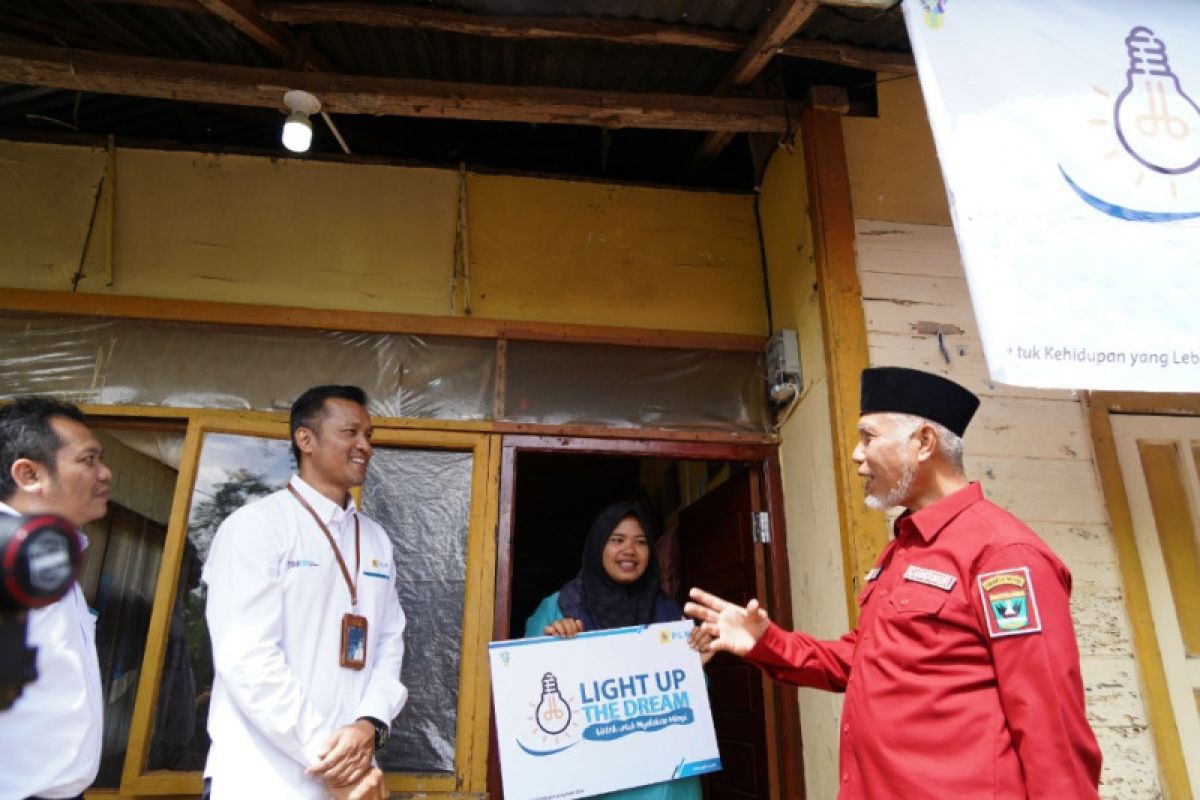 Pegawai PLN berdonasi untuk masyarakat Sumbar terang