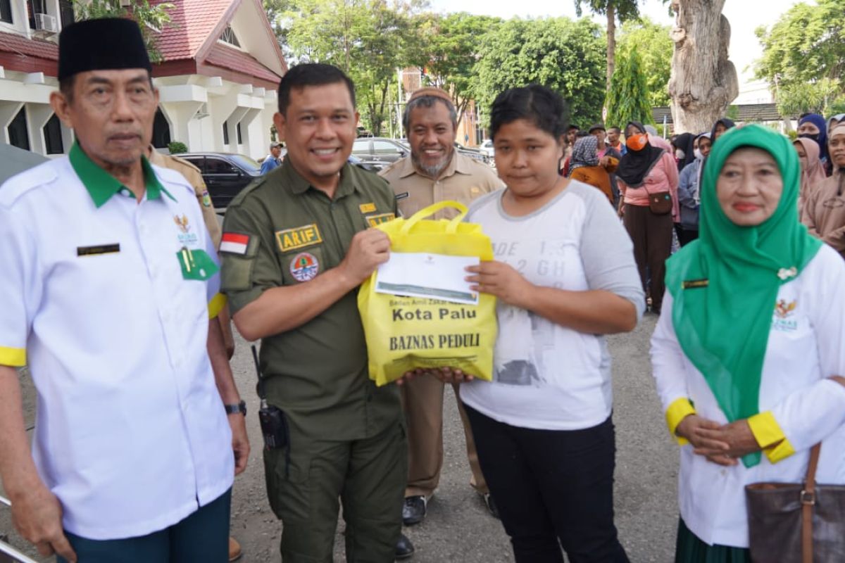 Sebanyak 145 petugas kebersihan di Kota Palu dapat bantuan pangan