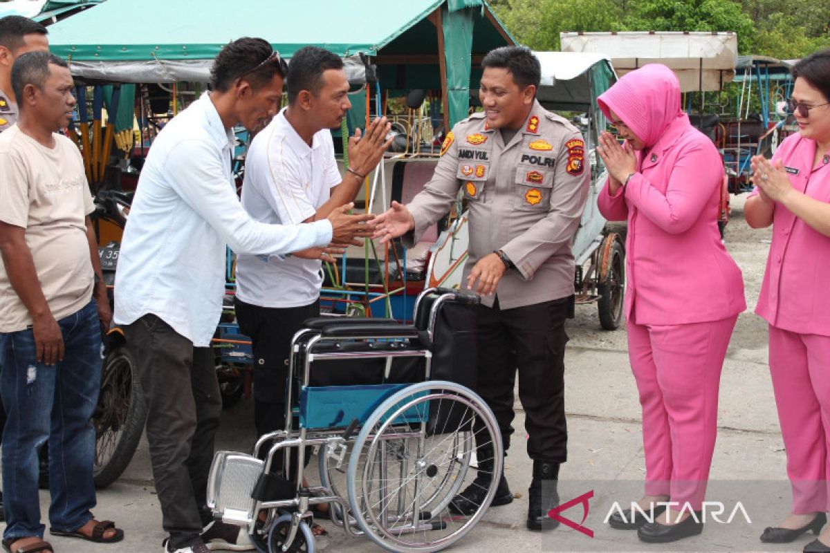 Kapolres Meranti serahkan kursi roda untuk kebutuhan masyarakat di pelabuhan