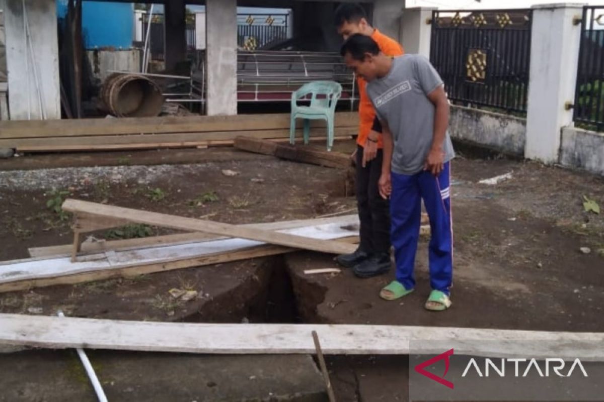 BPBD Pagaralam sebut keretakan tanah di Dempo Utara tidak berbahaya