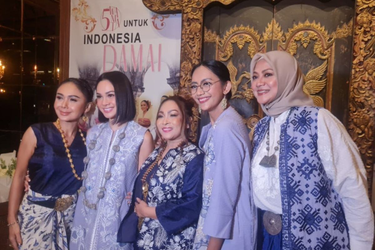 Grup 5 Wanita selalu "Damai"