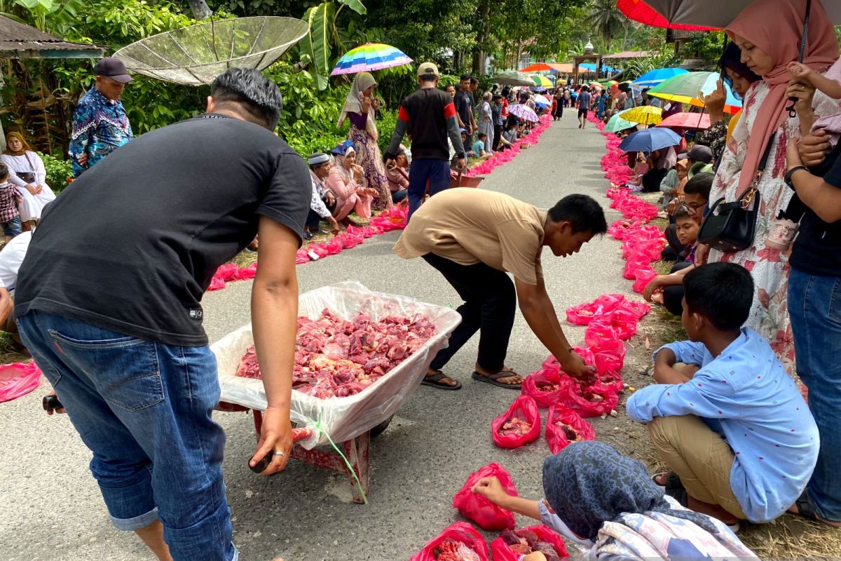 Tradisi Manampuang, pembagian daging kurban unik di Sitingkai Agam