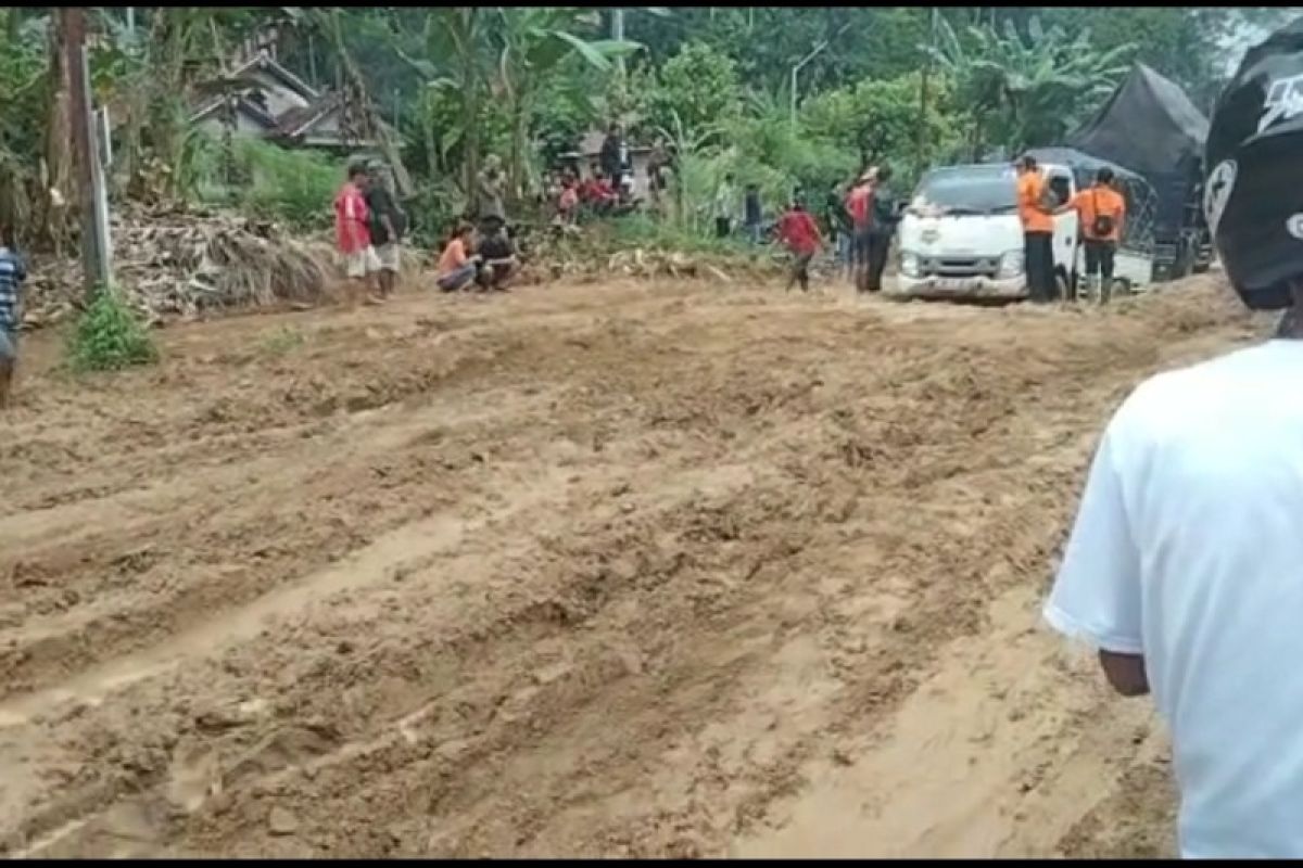 Berita kemarin - Akses jalan lintas barat putus di Tanggamus akibat banjir bandang