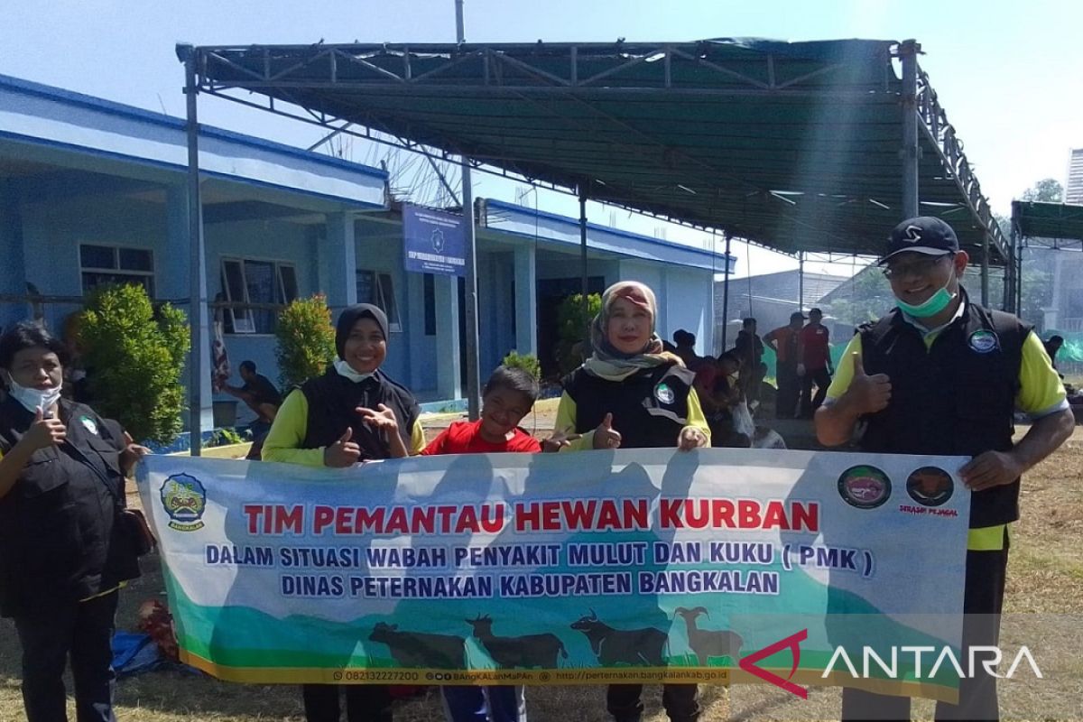 Disnak Pemkab Bangkalan terunkan tim pantau penyembelihan hewan kurban