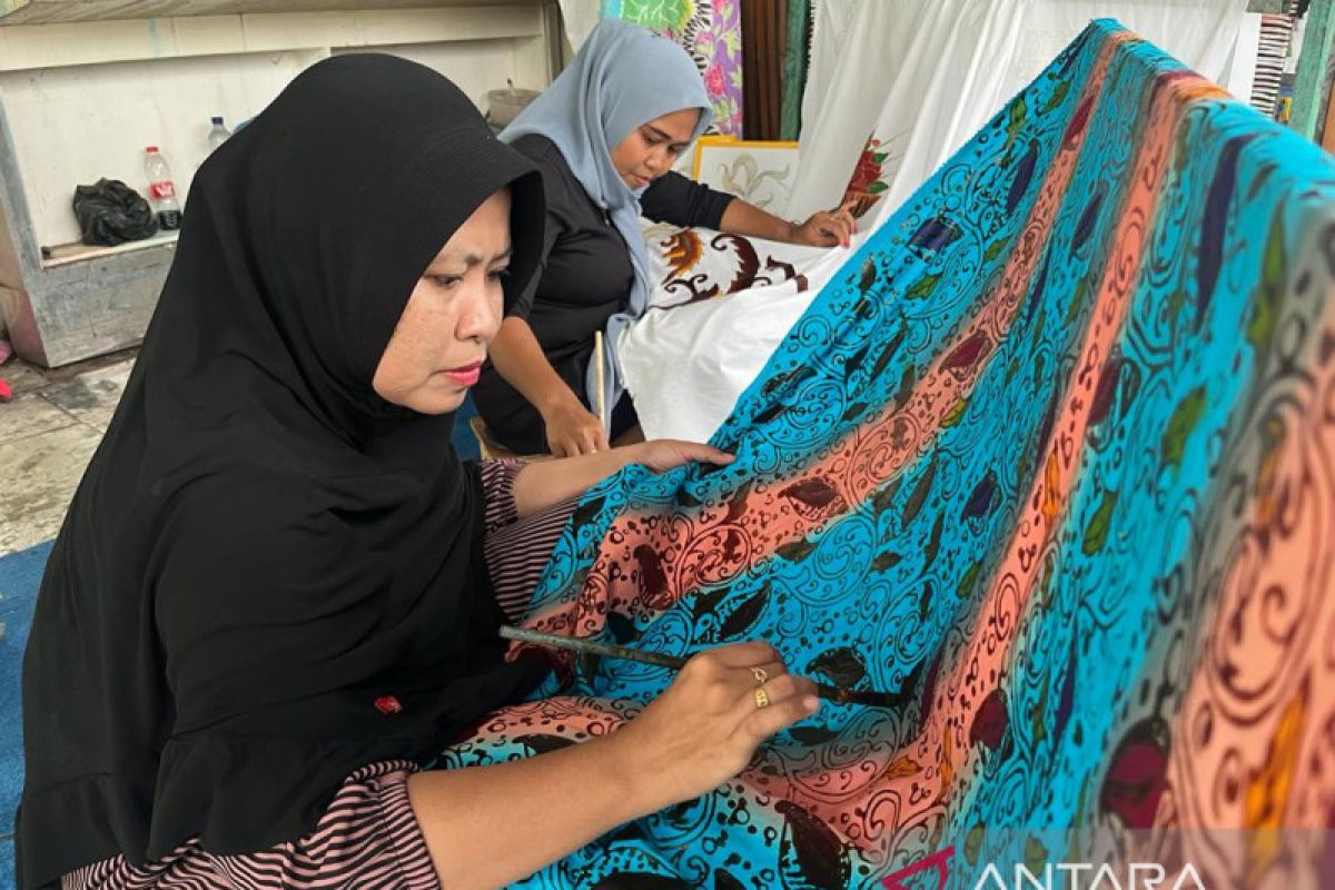 Gonggong dan ikan marlin, motif utama batik Batam