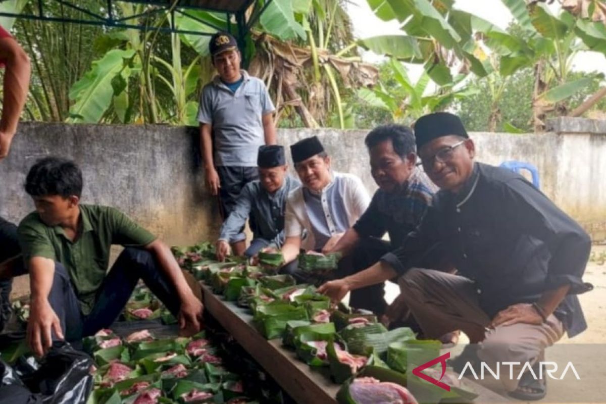 Warga Musi Banyuasin gunakan daun untuk bungkus daging kurban