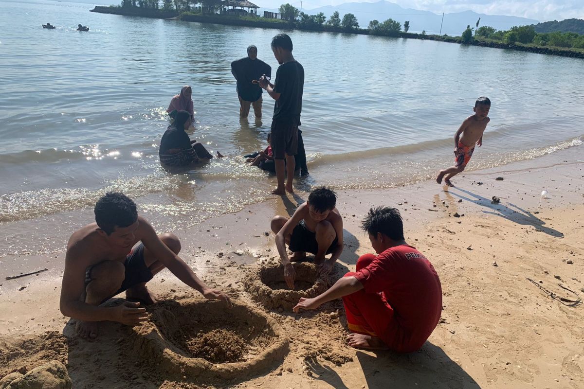 Objek wisata pantai di Pesawaran dipadati wisatawan