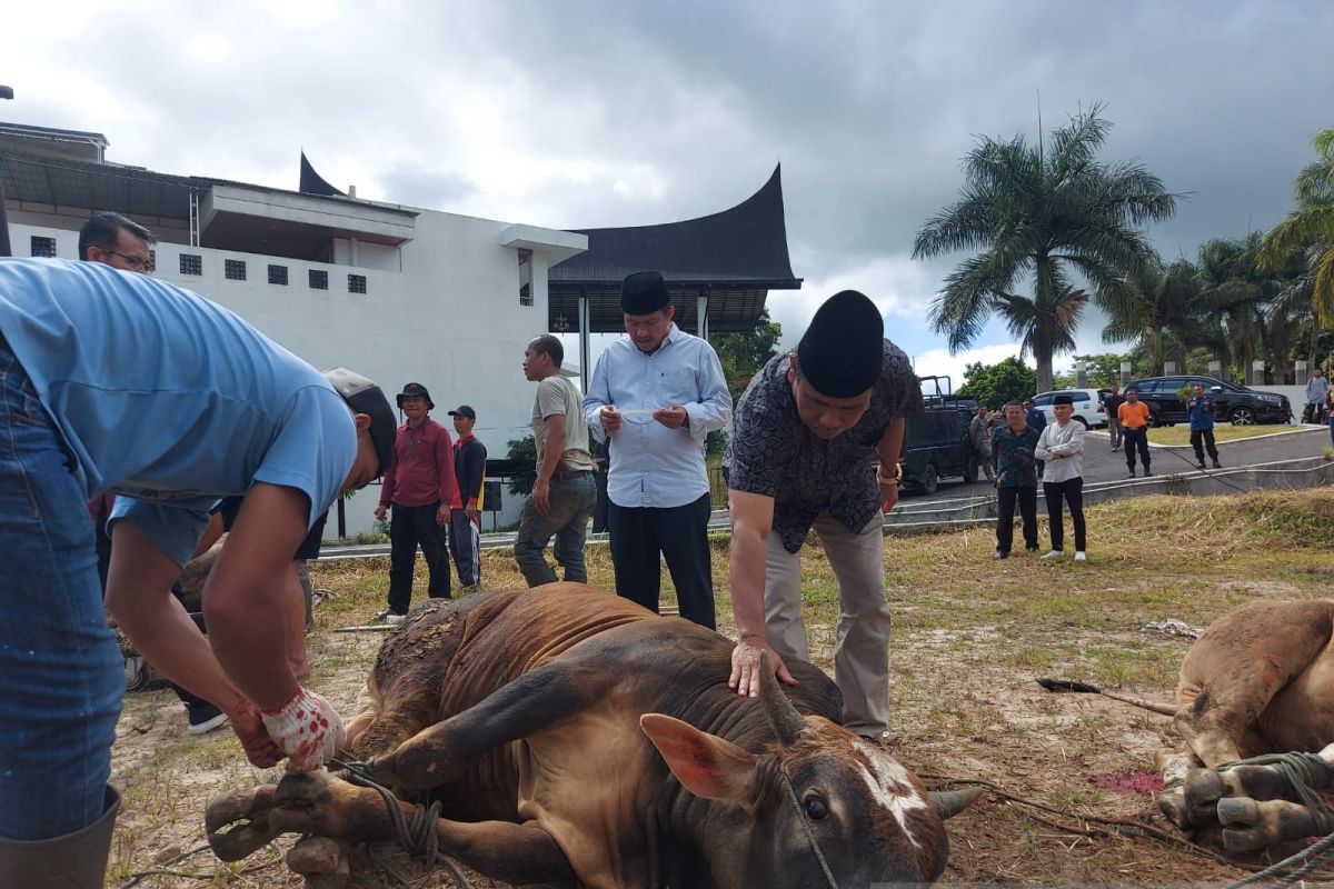 Korpri Bukittinggi dan organisasi wanita minang gelar kurban untuk warga kurang mampu