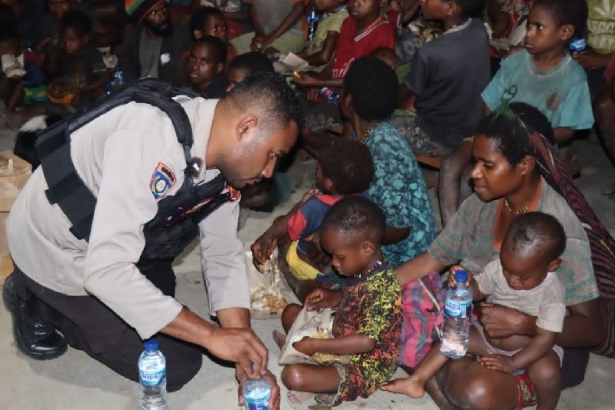 Puluhan warga Distrik Kroptak mengungsi ke kampung Kendibam Kenyam