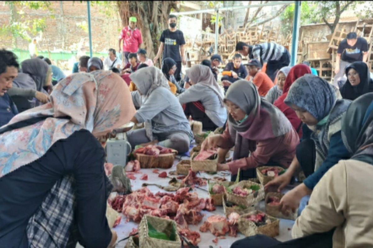 Pro-lingkungan, UIN Walisongo bungkus 1.200 daging kurban dengan besek bambu