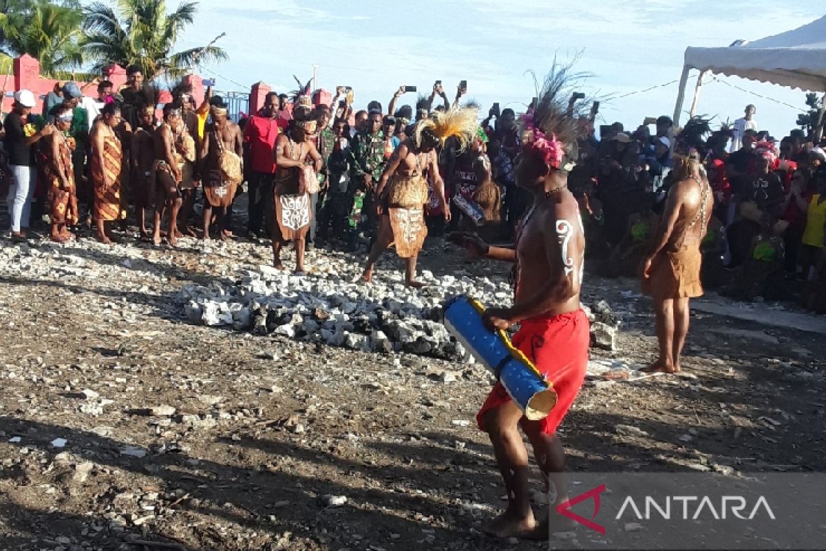 Apen bayeren, atraksi berjalan di atas batu panas suku Biak