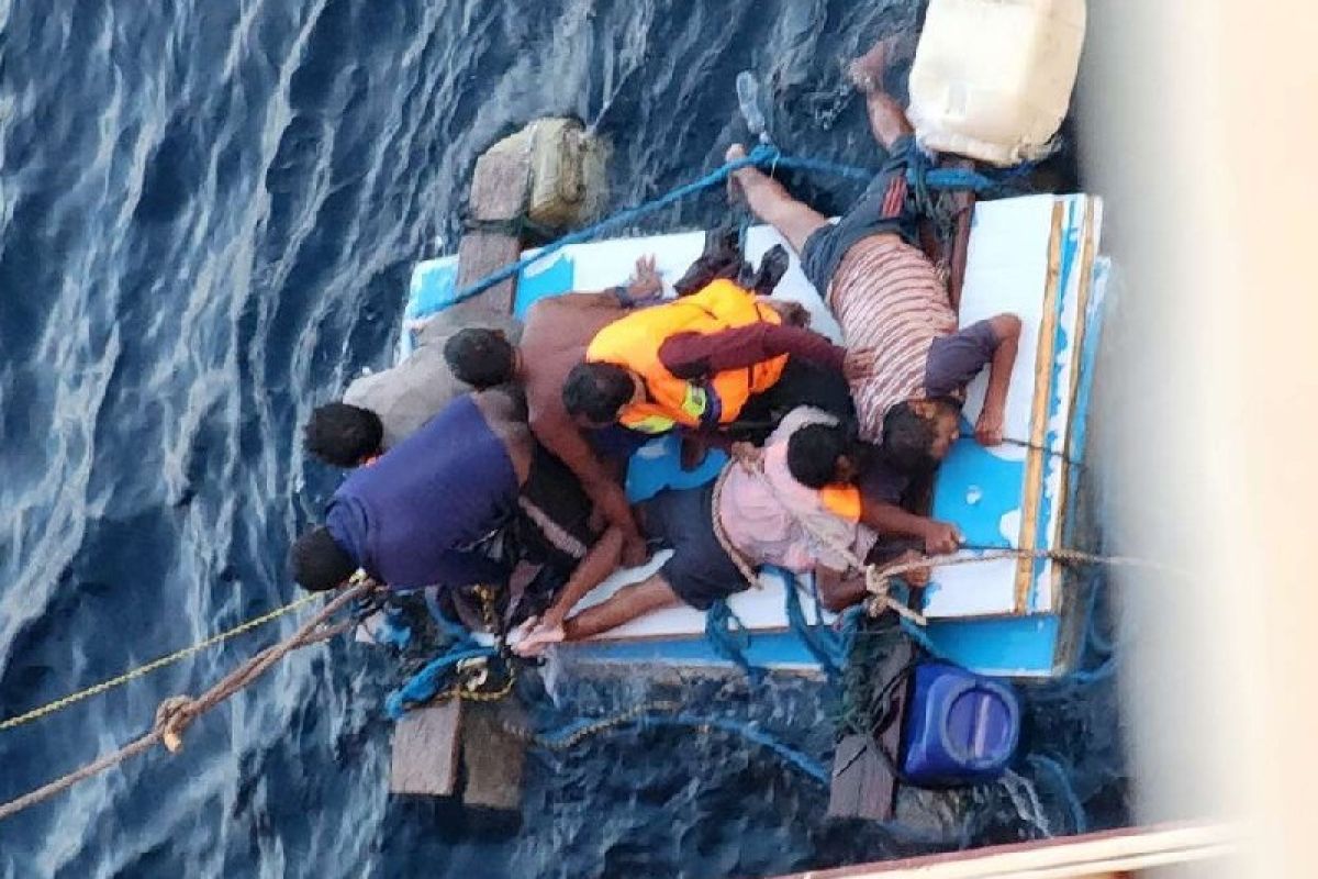 Kapal berbendera Singapura selamatkan enam ABK KM Farida Indah di perairan Kaimana