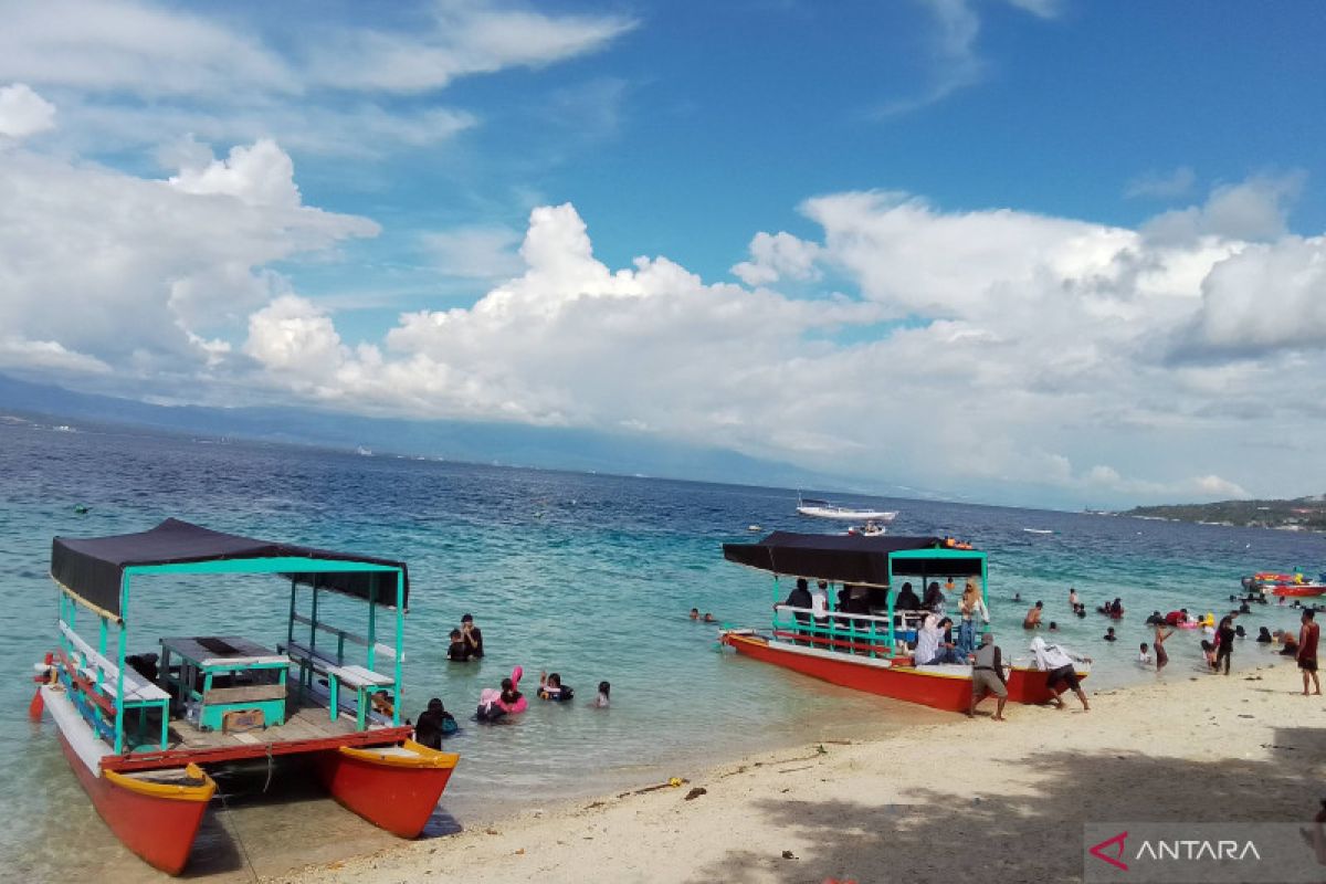 Pantai Tanjung Karang ramai pengunjung saat liburan Idul Adha