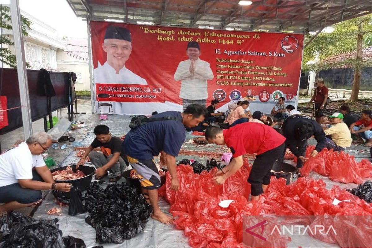 Relawan Ganjar di Kalteng distribusikan 1.800 daging kurban ke warga