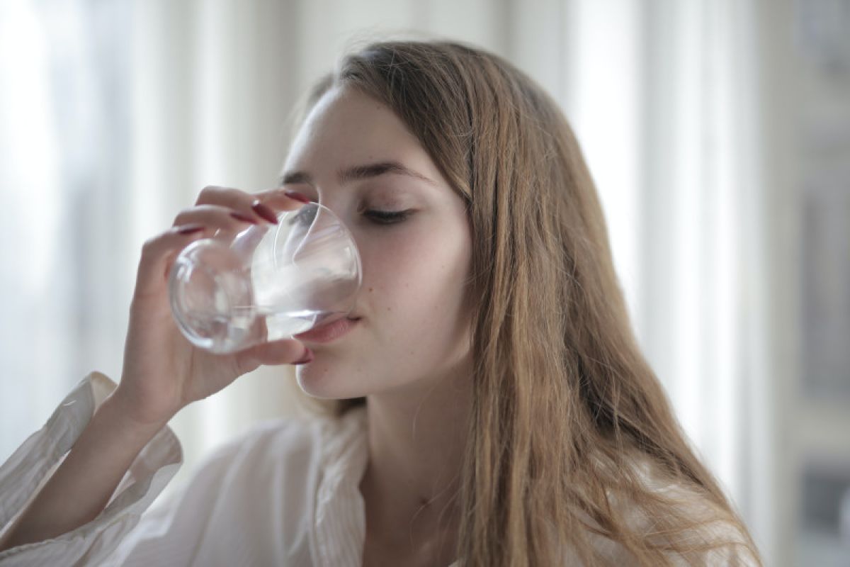 Perbaiki suasana hati dan kemampuan berpikir dengan minum segelas air