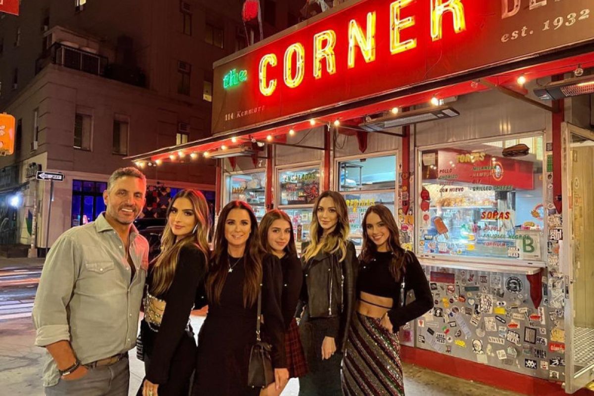 Kyle Richards resmi bercerai setelah 27 tahun menikah