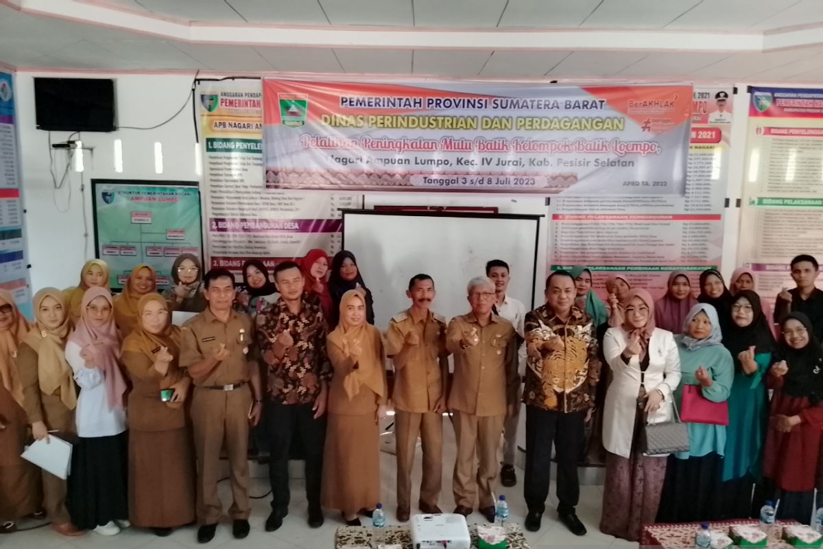 Perajin batik Lumpo Pesisir Selatan dapat bantuan mesin canting modern