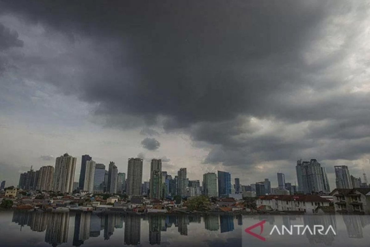 Info cuaca: Kota besar berpeluang diguyur hujan saat transisi kemarau