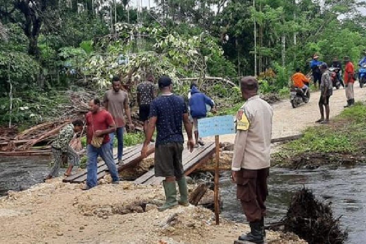 Hujan deras akibatkan dua  jembatan rusak di Kabupaten Sarmi