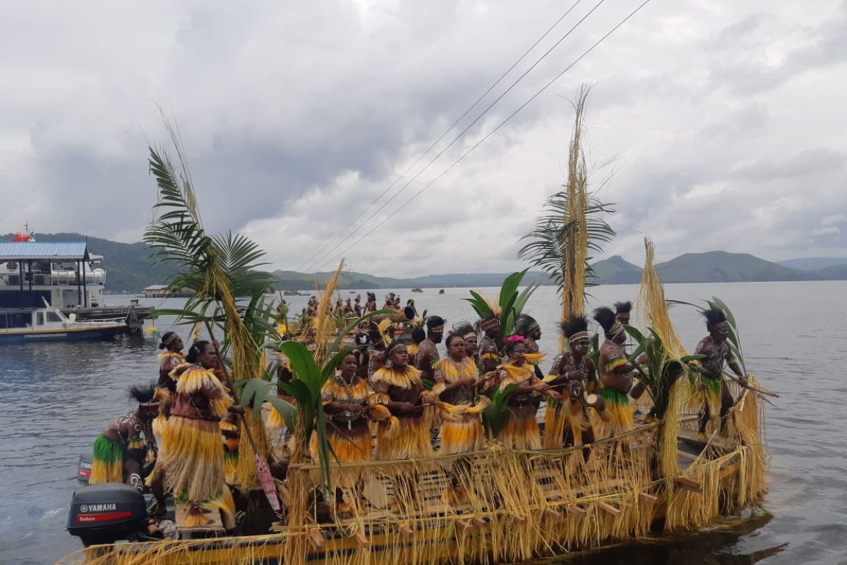 Sebanyak 250 penari bawakan tari Isosolo di atas perahu FDS XIII