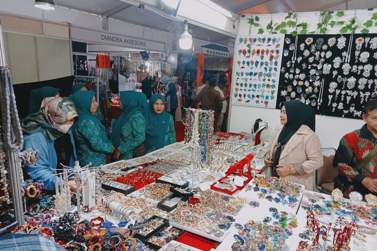 Penjual aksesori diserbu pengunjung di ajang pameran Harganas 2023