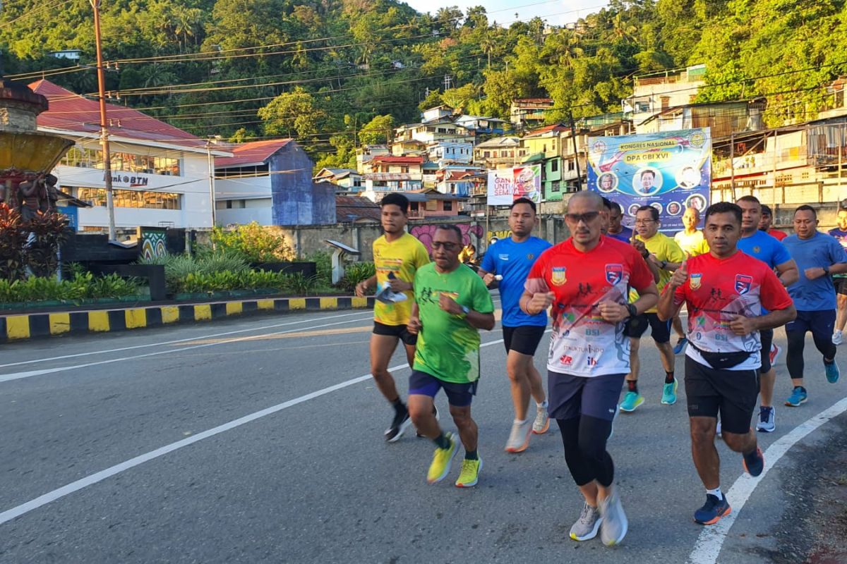 Menparekraf Sandiaga Uno lari pagi keliling bersama warga Kota Jayapura