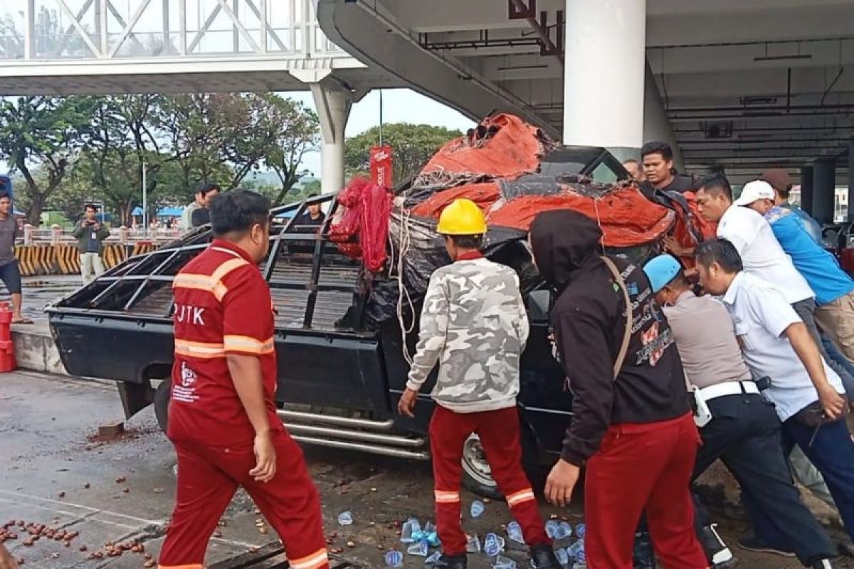 Mobil bermuatan jengkol terguling saat naik ke kapal di Pelabuhan Bakauheni