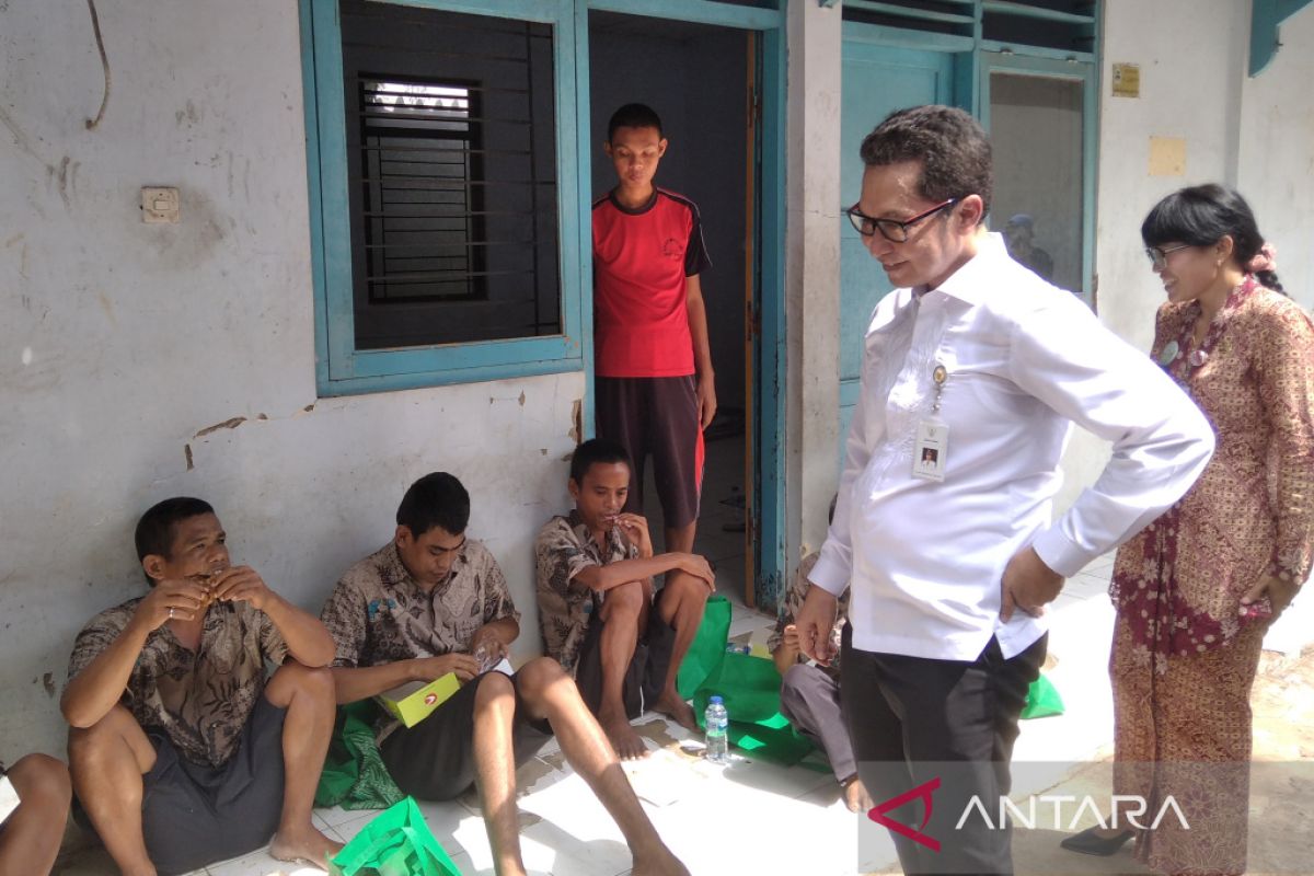 Pemkab Kudus hibahkan kasur hingga selimut untuk penghuni  Panti Netra