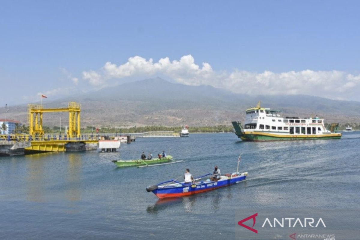 Pelayaran di Pelabuhan Kayangan-Tano ditunda sementara akibat cuaca buruk