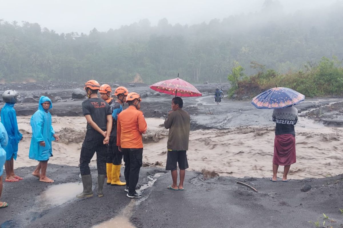 Jembatan putus akibat banjir-longsor di Lumajang Jatim