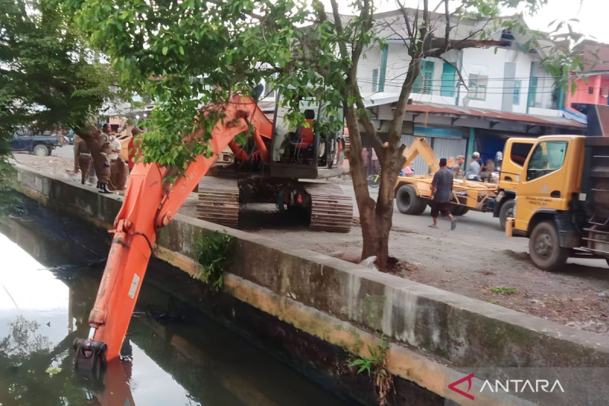 DLHK angkut 200 ton sampah plastik di kali Meulaboh