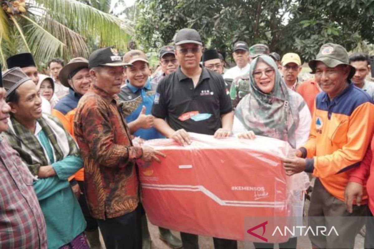 Gubernur NTB serahkan bantuan untuk korban banjir di Lunyuk