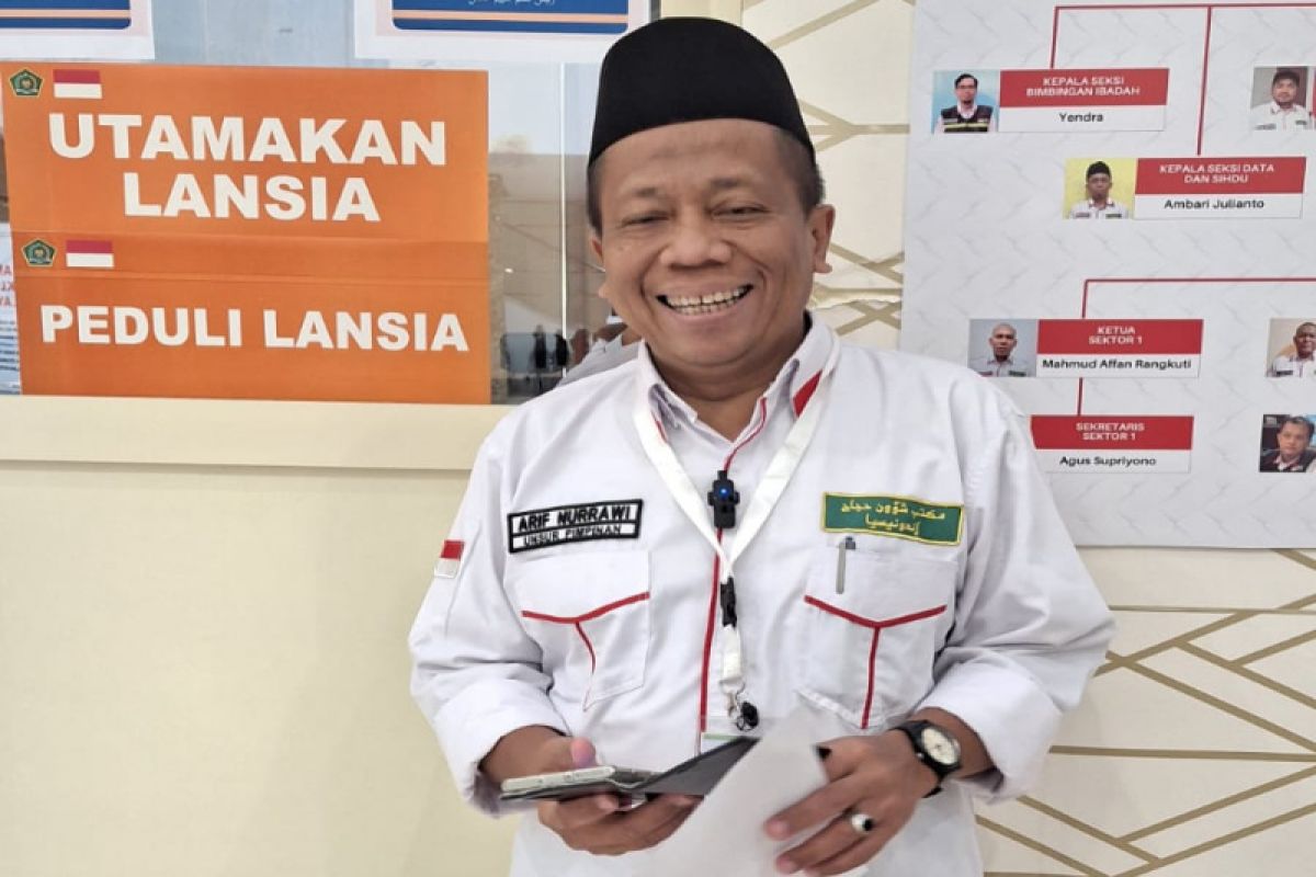 Petugas layanan lansia siap sajikan bubur bagi jamaah haji