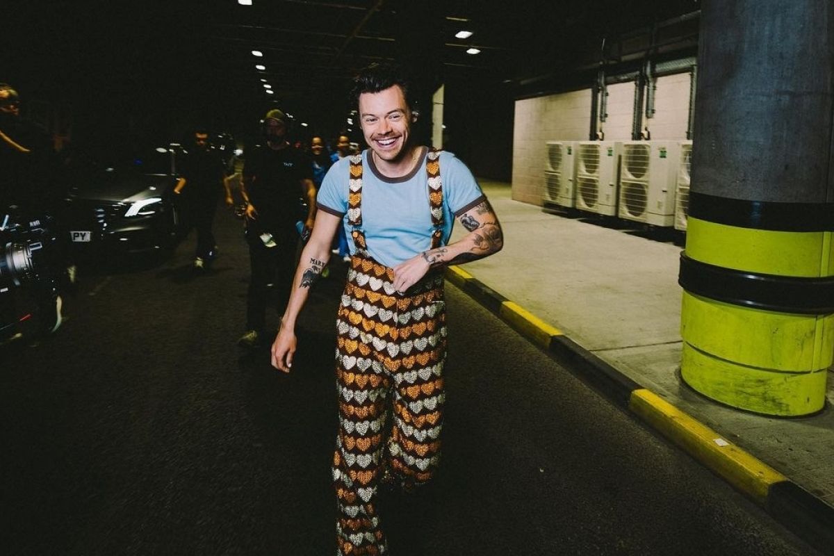 Wajah Harry Styles dilempar benda asing saat konser