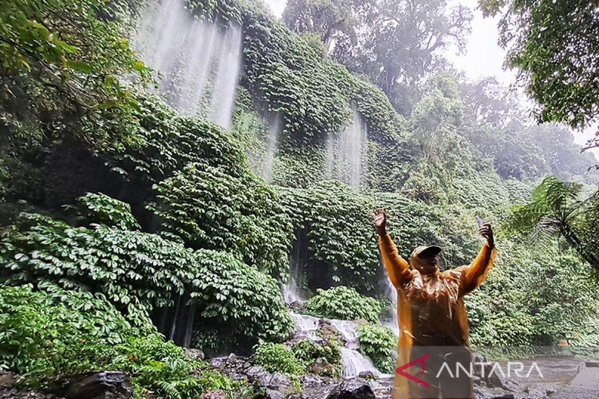 Seorang guru ngaku jalan wisata mandiri