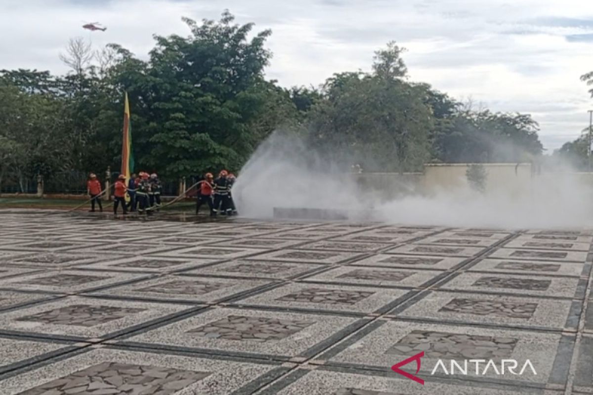 Helikopter Sinar Mas atraksi water bombing api di Halaman Kantor Bupati Siak