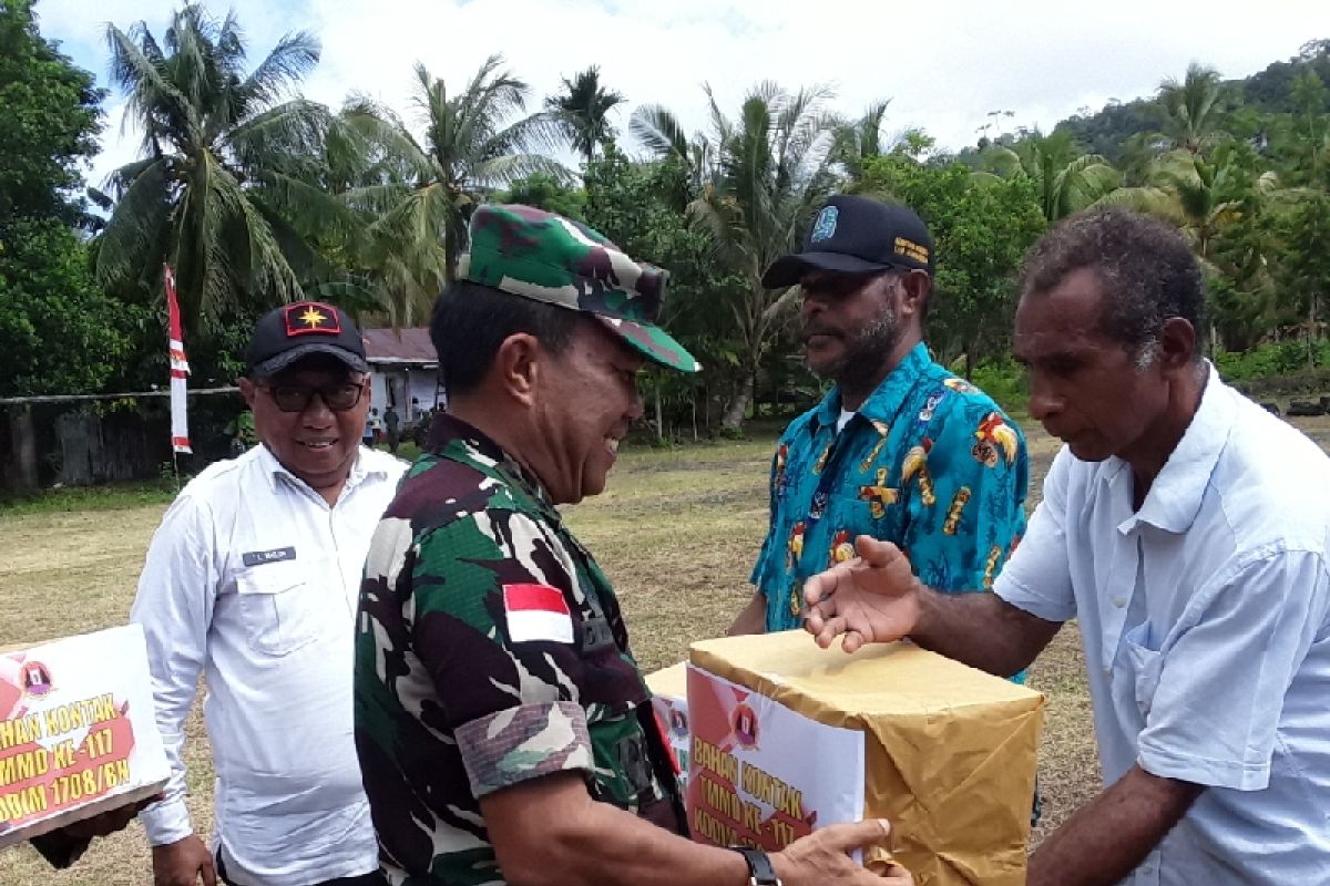 TMMD Kodim 1708 beri bantuan sosial warga Kampung Mokmer Biak