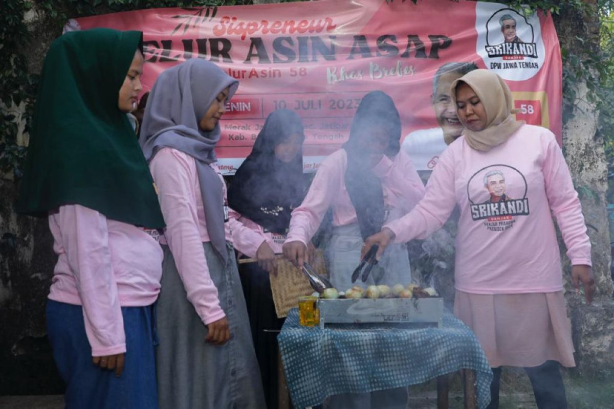 Srikandi Ganjar Jateng gelar pelatihan buat telur asin asap khas Brebes