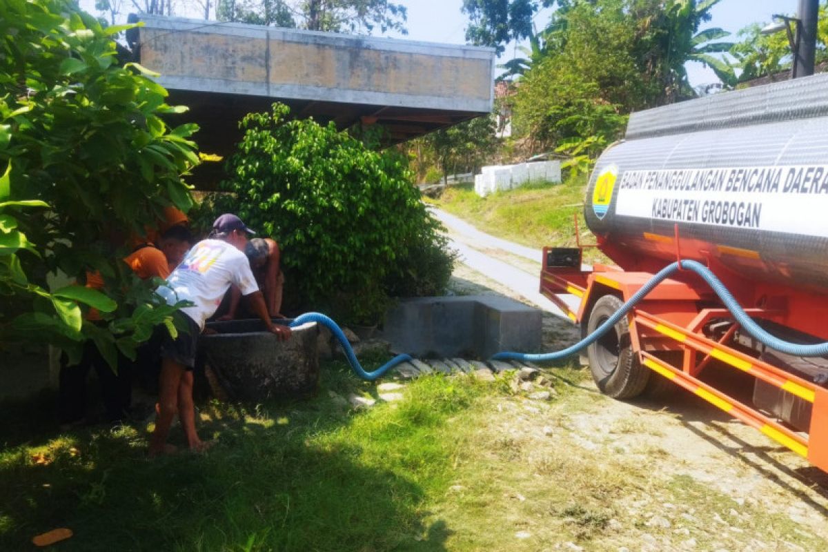 Pemkab Grobogan mulai droping air bersih di 9 desa