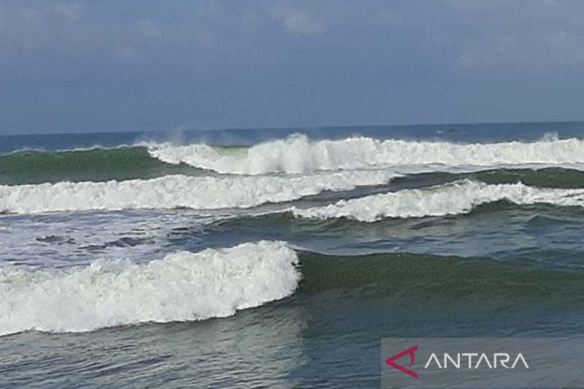 Gelombang  sangat tinggi berpeluang hampiri laut selatan Jawa Barat-DIY